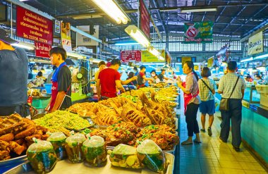 Chiang Mai, Tayland-Mayıs 4, 2019: tanin pazarında bir durak içinde paket gıdalar geniş bir yelpazede-sebze ve tavuk köri, kavrulmuş salatalar, erişte, derin kızarmış balık ve deniz ürünleri, 4 Mayıs Chiang Mai