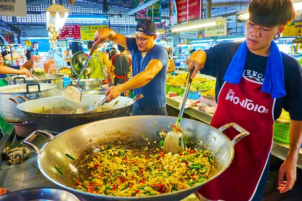 Chiang Mai Thailand May 2019 Молодий Кухар Танінського Ринку Готує — стокове фото