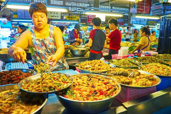 CHIANG MAI, THAILAND - 4 Mayıs 2019: Tanin Market, 4 Mayıs 'ta Chiang Mai' de sebze, et, tavuk, balık, meyve gibi Tayland yemekleri sunarak bir sürü tezgah açtı.