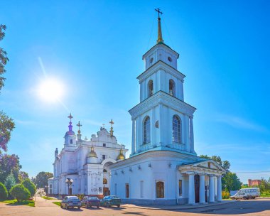 Ukrayna 'daki Katedral Parkı' nda yüksek çan kulesi olan Poltava Katedrali manzarası
