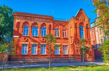 Ukrayna 'nın Poltava kentindeki Sobornosti Caddesi' nde dekore edilmiş manzaralı kırmızı tuğla bina.