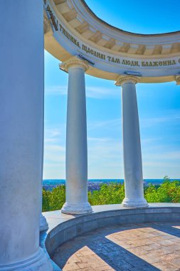 Üzerinde Ivan Kotlyarevsky, Poltava, Ukrayna 'dan bir alıntı olan Rotunda' nın beyaz sütununun parçası.