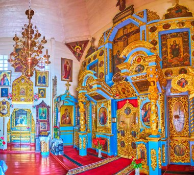 POLTAVA, UKRAINE - 22 Ağustos 2021: Kurtarıcı Kilisesi 'nin manzaralı ahşap ve altın sunağı, eski ortaçağ kilisesinin tarihi süslemeleri, 22 Ağustos' ta Poltava 'da