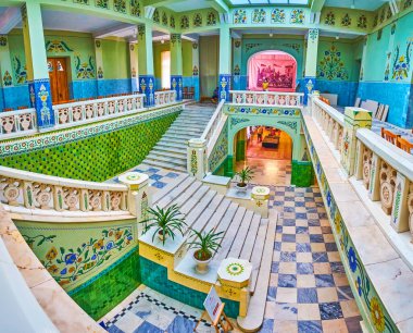 POLTAVA, UKRAINE - 22 Ağustos 2021: Merkezi salonda, duvarlarında çiçek desenleriyle süslenmiş Lik Tarihi Müzesi merdivenleri üzerine panoramik manzara, 22 Ağustos 'ta Poltava' da