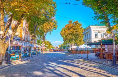 POLTAVA, UKRAINE - 22 Ağustos 2021: Sobornostu Caddesi, 22 Ağustos 'ta Poltava' da akşam saatlerinde çok gürültülü ve boş olan şehrin merkezi yaya alanıdır.