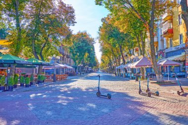 POLTAVA, UKRAINE - 22 Ağustos 2021: 22 Ağustos 'ta Poltava' da çok sayıda restoran ve mağazanın bulunduğu Sobornosti caddesi boyunca sabah yürüyüşü