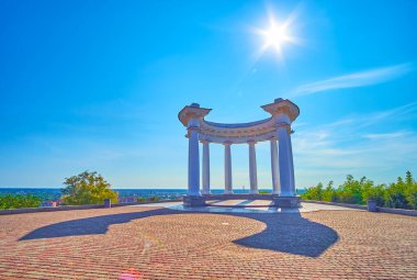 Ünlü Beyaz Rotunda 'nın üzerindeki parlak güneş ve terastaki yarı dairesel gölgesi, Poltava, Ukrayna