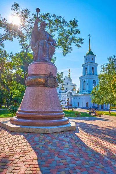 ポルタヴァ ウクライナ 8月22 2021 イワン マゼパの記念碑 有名なウクライナのヘトマン大聖堂の隣に位置 8月22日にポルタヴァで — ストック写真