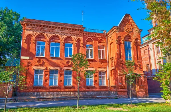 Ukrayna 'nın Poltava kentindeki Sobornosti Caddesi' nde dekore edilmiş manzaralı kırmızı tuğla bina.