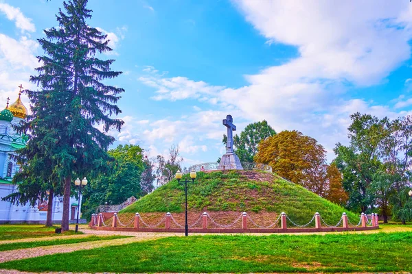 ウクライナのポルタヴァの隣のフィールドに位置し ポルタヴァの戦いで落ちたロシアの戦士の共通の墓の小さなマウンド — ストック写真