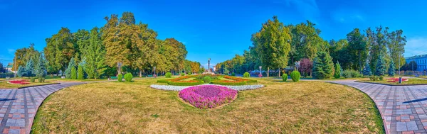 Panorama Rabatter Hull Park Med Frodig Grönska Square Poltava Ukraina — Stockfoto