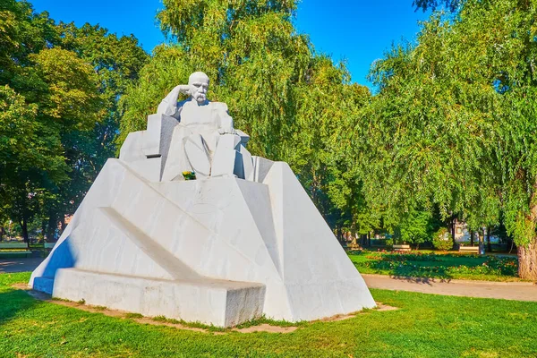 タラス シェフチェンコのユニークな近代的な記念碑 カヴァリゼによって作られました ポルタヴァのペトロフスキー公園に位置 ウクライナ — ストック写真