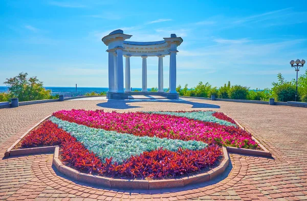 乌克兰波尔塔瓦市主要旅游景点白龙大的风景和广场上的花坛 — 图库照片