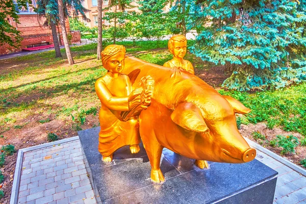 Poltava Ukraine August 2021 Unusual Golden Sculpture Pig Children Located — Stock Photo, Image