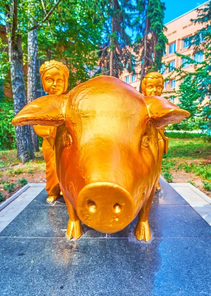 ポルタヴァ ウクライナ 8月22 2021 市内で最もエキサイティングな彫刻の一つは 8月22日にポルタヴァで 農業大学の中庭に位置する2人の子供の羊飼いと黄金の豚です — ストック写真