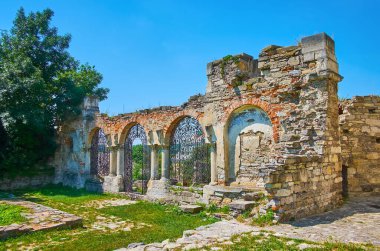 Tarihi Ermeni Kilisesi 'nin, Kamianet-Podilskyi, Ukrayna' nın küçük kolonları ve kemerli kapılı harabe taş duvarı.