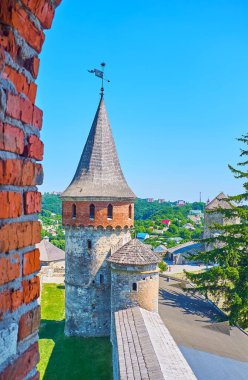 Duvar yürüyüşünün ve Ukrayna 'nın Kamianet-Podilskyi Kalesi' nin uzun Lanckoronska Kulesi 'ndeki tuğla deliğin keyfini çıkarın.