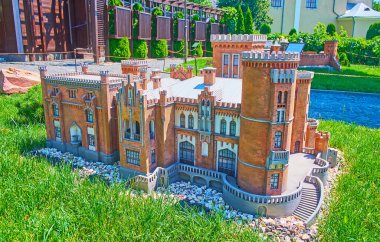 KAMIANET, UKRAINE - 14 Temmuz 2021: Ukrayna Minyatür Kaleler Müzesi 'ndeki tarihi tuğla sarayı Dahovsky' nin (Leskove Kalesi) modeli, 14 Temmuz 'da Kamianet' te