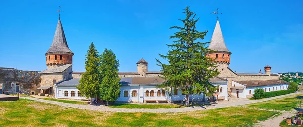 Панорама Двора Каменец Подольского Замка Площадками Парадов Музеями Высокими Башнями — стоковое фото
