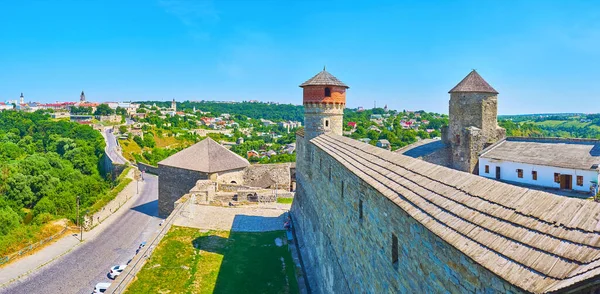 Panoramisch Uitzicht Kamianets Podilskyi Kasteel Met Stenen Muur Torens Tegen — Stockfoto