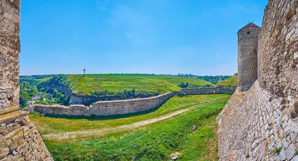 Kamianets-Podilskyi Kalesi 'nin surlarından Smotrych Nehri Kanyonu ve Ukrayna' nın tepesindeki yemyeşil çayır manzaralı panorama.