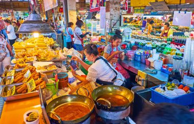 CHIANG MAI, THAILAND - 4 Mayıs 2019: 4 Mayıs 'ta Chiang Mai' de, Tanin Market 'te farklı kızartılmış yemekler, mısır, ambalaj, patates ve hamur işleri tezgahı