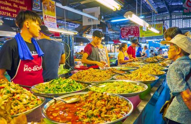 CHIANG MAI, THAILAND - 4 Mayıs 2019: 4 Mayıs 'ta Chiang Mai' deki bir tezgahın tezgahında farklı Tayland yemekleri, fasulyeler, tavuklar, balıklar ve pirinçle doldurulan geniş tavalar
