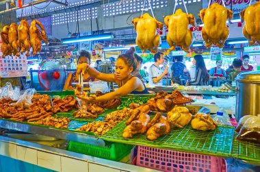 Chiang Mai, Tayland-Mayıs 4, 2019: tanin Pazar gıda bölümünün Stall füme baharatlı tavuk sunar, Char ızgara ve derin kızarmış domuz, 4 Mayıs Chiang Mai