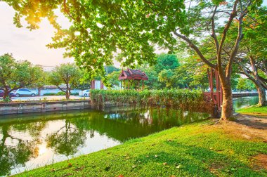 Ortaçağ hendeğinin etrafındaki yeşil park, eski kasabanın kale duvarı, Chiang Mai, Tayland