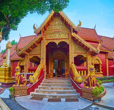Gümüş Tapınak 'ın Viharn' ının oyulmuş verandası mozaikler, güzel çiçek desenleri, Singha aslanları ve annem efsanevi yaratıklarla süslenmiş, Chiang Mai, Tayland