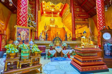 CHIANG MAI, THAILAND - 4 Mayıs 2019 'da Gümüş Tapınak Viharn' daki sunak (Wat Sri Suphan) Buda 'nın altın resimleri, çiçekler ve Kral Rama X' in portresi ile 4 Mayıs 'ta Chiang Mai' de