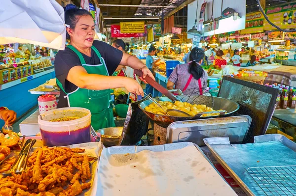 Chiang Mai Thailand Mei 2019 Verkoper Van Tanin Marktkraam Kookt — Stockfoto