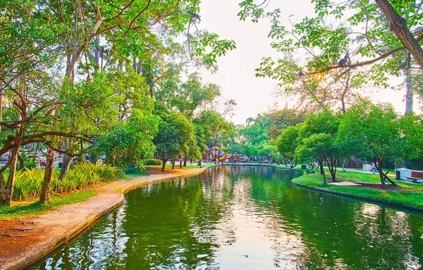 Manzaralı Buak Hard Parkı yürümek, piknik yapmak ve zaman harcamak için harika noktaları olan insanları cezbediyor, Chiang Mai, Tayland