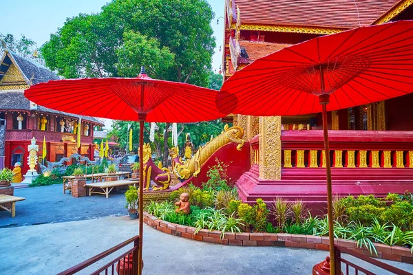 Deux Parapluies Traditionnels Thaïlandais Rouges Devant Les Sanctuaires Historiques Temple — Photo