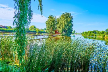 Doğanın tadını çıkar ve rüzgarın esişini izle, Kodnyanka Nehri 'ndeki küçük ahşap balıkçının evinin önünde sallan, Old Solotvyn, Ukrayna