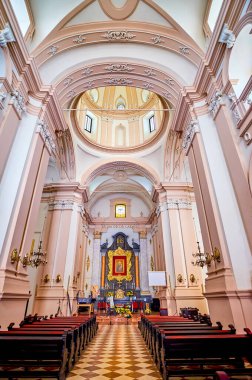 Ukrayna 'nın Berdiçev şehrinde, Altar' da Meryem Ana 'nın simgesi olan Karmelit Manastırı' nın dua salonunun manzarası.