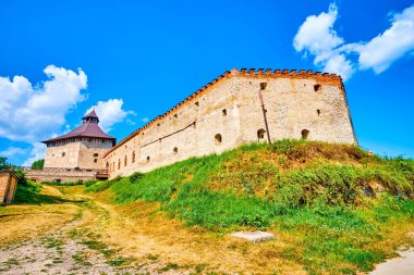 Medzhybizh Kalesi 'nin devasa ortaçağ duvarı ve onun hendeği, yeşil çimlerle kaplı, Ukrayna