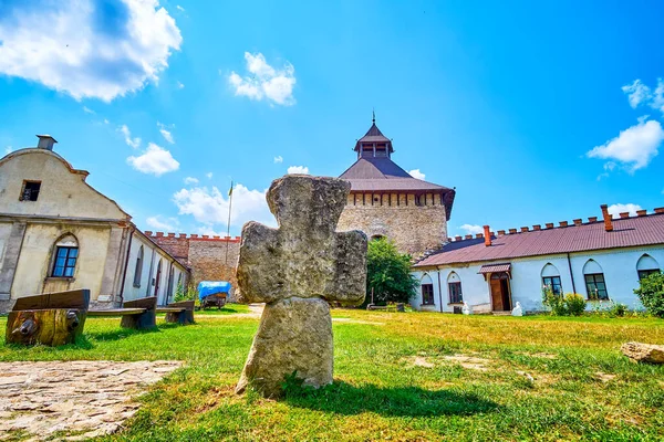 Het Kroonkruis Het Gras Van Binnenplaats Van Medzhybizh Castle Oekraïne — Stockfoto