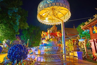 Gümüş Tapınak 'ta (Wat Sri Suphan), Chiang Mai, Tayland' da bulunan ve Chatra şemsiyesinin altında Ganesha heykeli bulunan gümüş sunak.