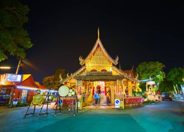 CHIANG MAI, THAILAND - 4 Mayıs 2019 Wat Sri Suphan 'lı (Gümüş Tapınak) tahta Viharn cephesi 4 Mayıs' ta Chiang Mai 'de