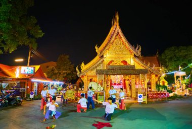CHIANG MAI, THAILAND - 4 Mayıs 2019: 4 Mayıs 'ta Chiang Mai' de Wat Sri Suphan (Gümüş Tapınak) Viharn 'ın önünde sokak dövüşçüleri dansı yaptılar.