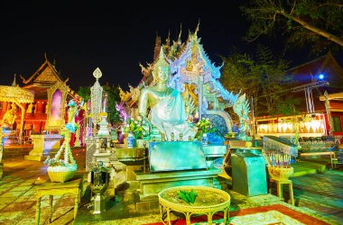 Gümüş Tapınak 'ın (Wat Sri Suphan) akşam manzarası ön planda gümüş Buda resmi, Chiang Mai, Tayland