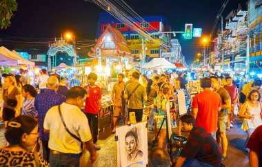 CHIANG MAI, THAILAND - 4 Mayıs 2019: 4 Mayıs 'ta Chiang Mai' de, ressamlarla birlikte Wualai yürüyüş sokağında,