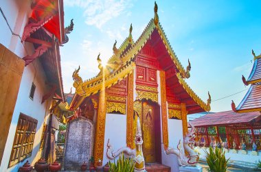 Wat Muen Ngoen Kong 'lu Ubosot' un parlak güneş ışınları, yaldızlı mavna tahtaları ve Naga yılanları, Chiang Mai, Tayland