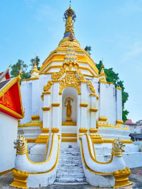 Naga yılanları, Wat Puak Taem tapınağı, Chiang Mai, Tayland 'ın Chedi' sini koruyor.