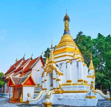 Wat Puak Taem Tapınağı 'nın Panorama' sında Chedi ile altın hti şemsiyesi ile süslenmiş ve Naga yılanları ve Singha aslanları heykelleri ile süslenmiş, Chiang Mai, Tayland