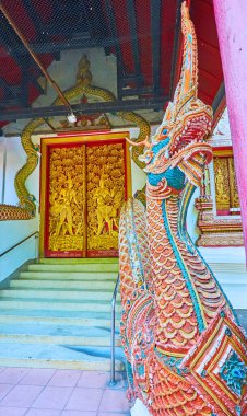 Wat Puak Taem Tapınağı 'nın renkli Naga yılan heykeli ve yaldızlı kapıları, Chiang Mai, Tayland