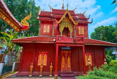 Wat Chai Sri Phum, Chiang Mai, Tayland 'daki Ho Trai kütüphanesinin (el yazması deposu) eski kırmızı binası.