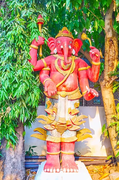 Die Rote Skulptur Von Ganesha Kleinen Garten Des Wat Mai — Stockfoto