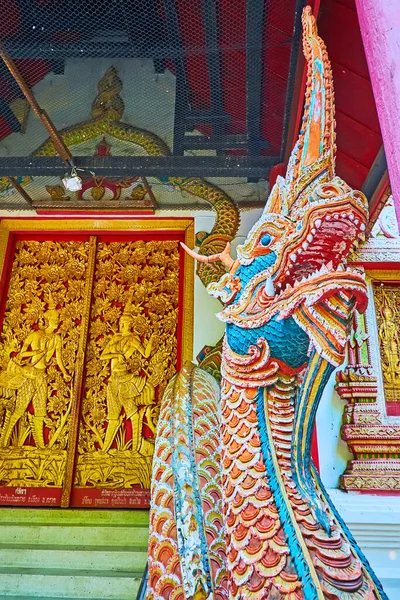 Primer Plano Cabeza Serpiente Naga Escultura Custodiando Viharn Del Templo — Foto de Stock